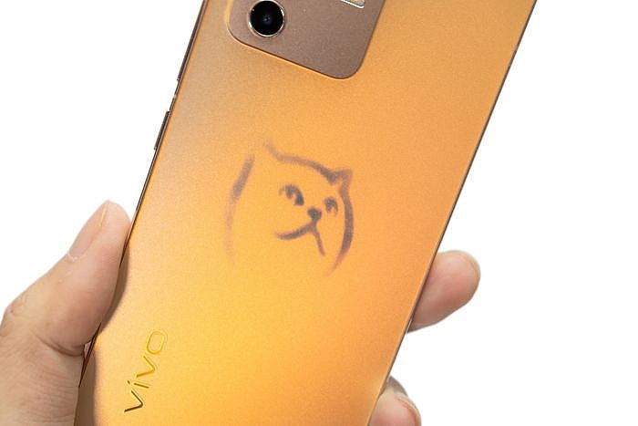 vivo V23 5G 機身背面會隨著光照強弱有不同深淺變化