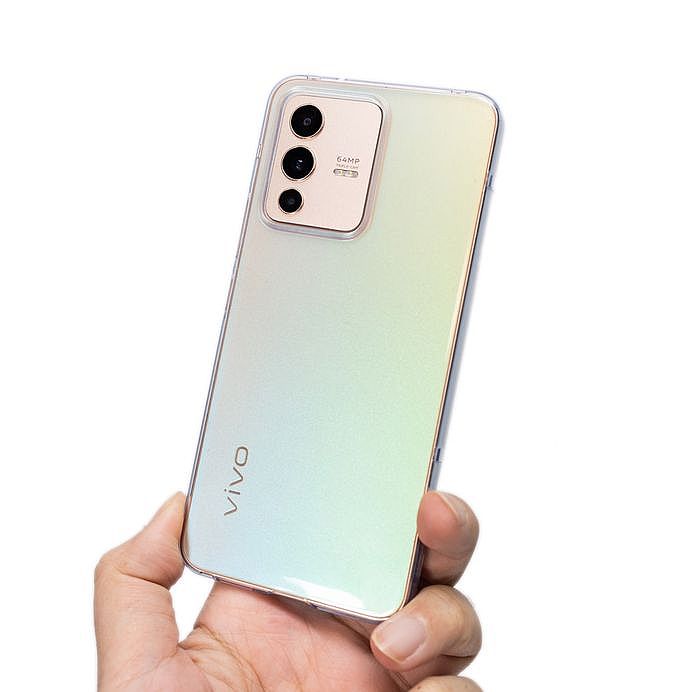 vivo V23 5G 附上基本的透明保護殼，螢幕上也貼了PET材質的螢幕保護貼