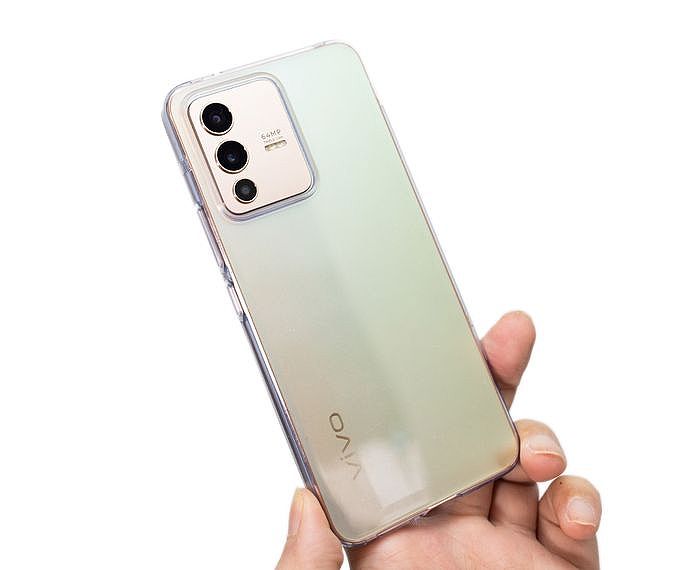 vivo V23 5G 附上基本的透明保護殼，螢幕上也貼了PET材質的螢幕保護貼