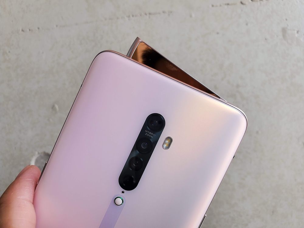 OPPO RENO 系列的側旋升降結構，將鏡頭藏於機身之中，臉部解鎖、自拍時只要 0.8 秒就能旋出