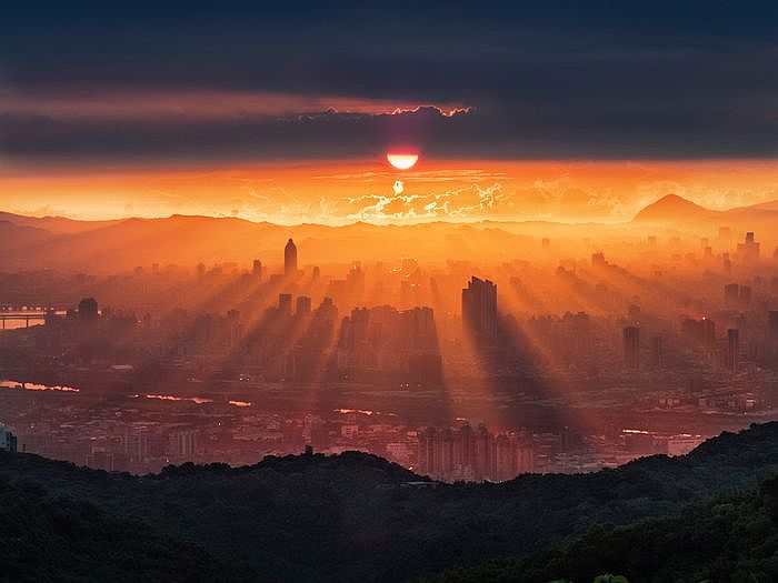 2020 OLYMPUS全國攝影大賽「自然風景組」金獎作品〈城市曦光〉王聰富