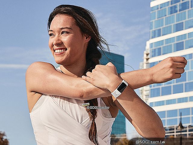 首度加入彩色螢幕 Fitbit Charge 5智慧手環開放預購