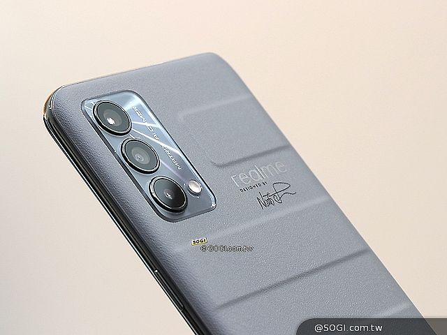 realme GT大師版9/10開放預購 加碼推出3組超限量旅行箱組