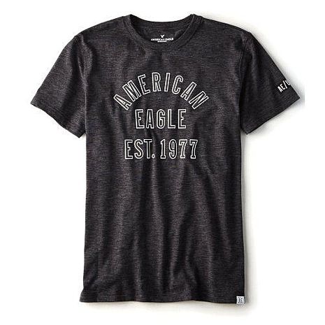 【American Eagle】2018男時尚字母1977款炭黑色圓領短袖ㄒ恤★預購XL