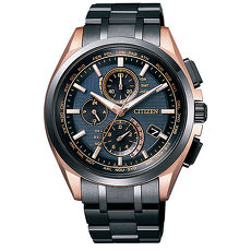 【CITIZEN星辰】制霸全球電波 鈦金屬三眼計時光動能腕錶-黑金/43mm(AT8044-64E)
